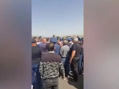 Քաղաքացիները փակել են Հայաստան-Իրան ճանապարհի Արարատի կամրջի հատվածը