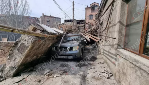 Երևանում շինհրապարակի պատը փլուզվել ու թափվել է բնակչի մեքենայի վրա. վնասվել է գազախողովակը