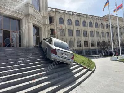 Գյումրիում տղամարդը, ի նշան բողոքի, Mercedes-ով հայտնվել է քաղաքապետարանի աստիճաններին