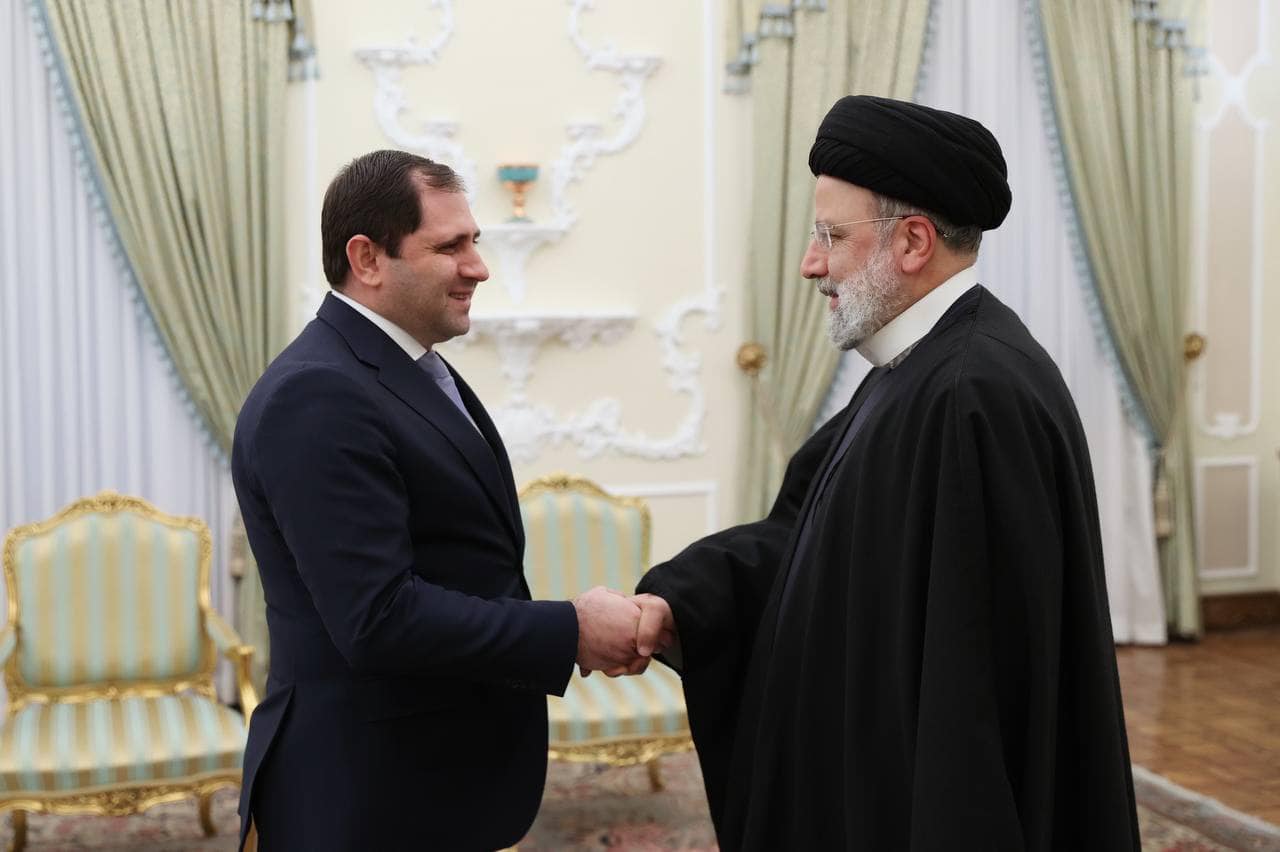 Պապիկյանն ու Իրանի նախագահը քննարկել են պաշտպանության ոլորտում համագործակցությանը վերաբերող հարցեր