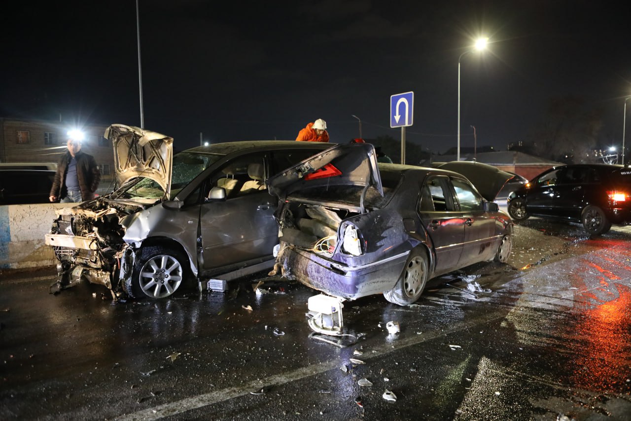 Մելքումովի փողոցում «Toyota»-ն բախվել է ճամփաբաժան արգելապատնեշին, այնուհետև «Mercedes-Benz»-ին,  որն էլ՝ «Renault» մակնիշի ավտոմեքենային․ կա տուժած