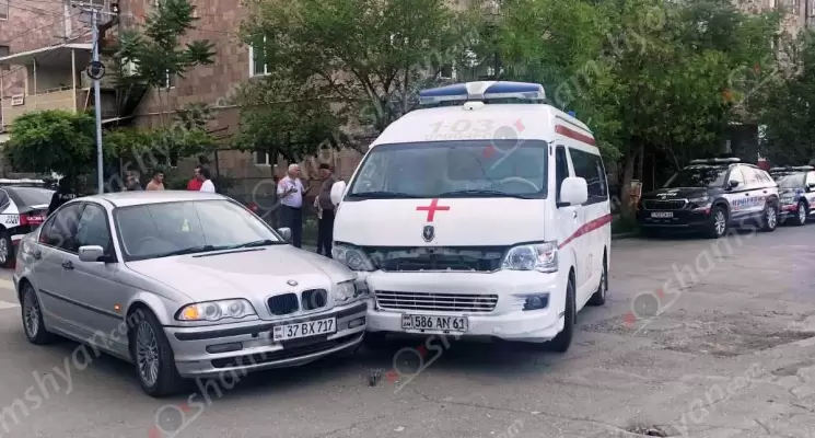 Շտապօգնության մասնակցությամբ ավտովթար՝ Արմավիր քաղաքում. բախվել են շտապօգնության ավտոմեքենան ու «BMW»-ն. բուժքույրը տեղափոխվել է հիվանդանոց