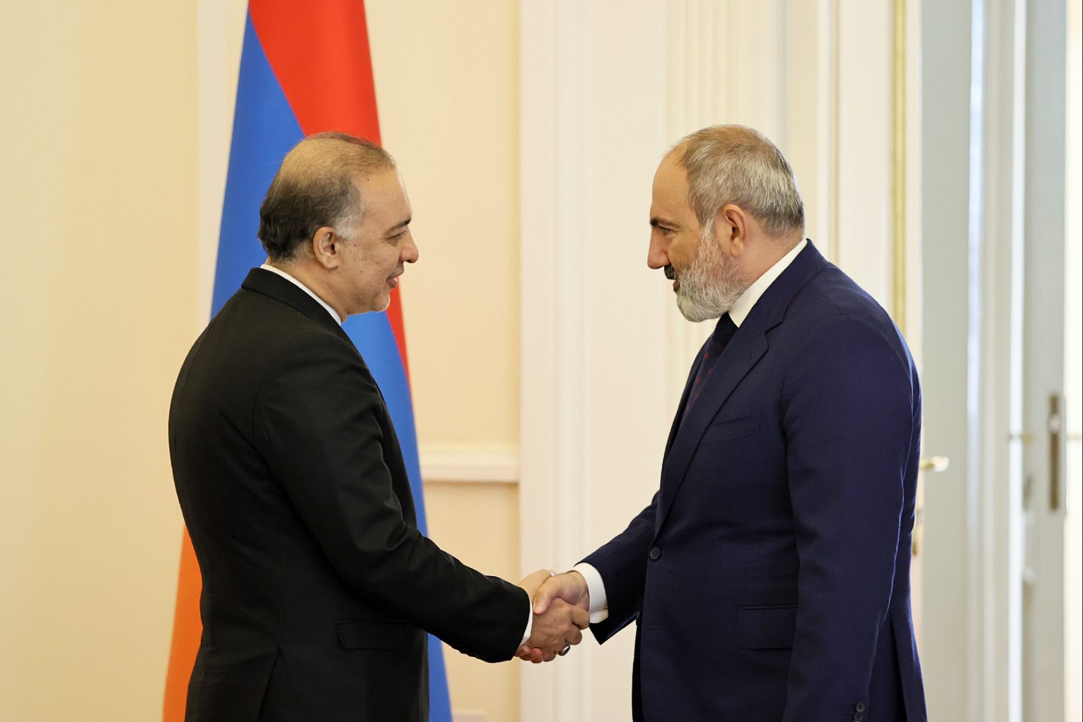 Премьер-министр Армении и посол Ирана обсудили гуманитарную ситуацию в Нагорном Карабахе