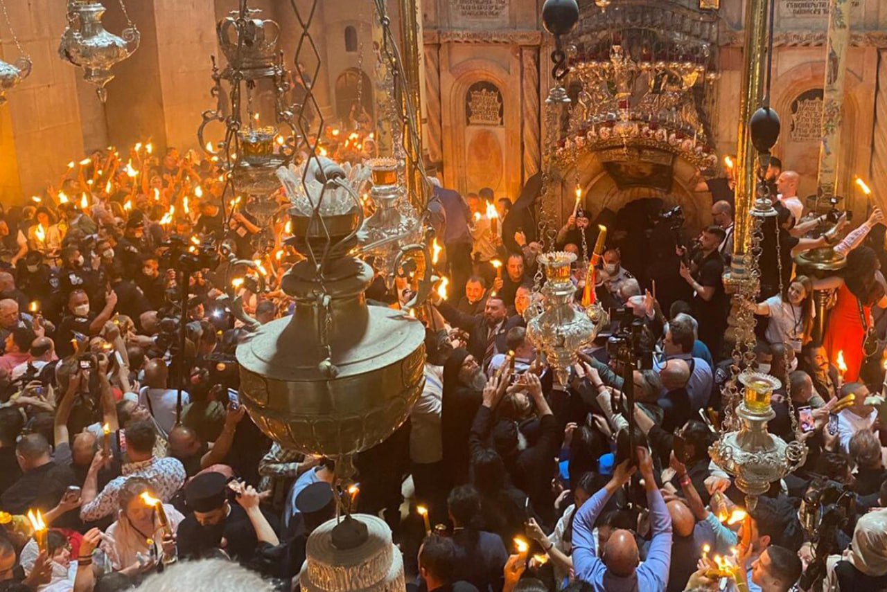 Երուսաղեմում՝ Տիրոջ գերեզմանի տաճարում վառվեց Սրբազան կրակը․ տեսանյութ