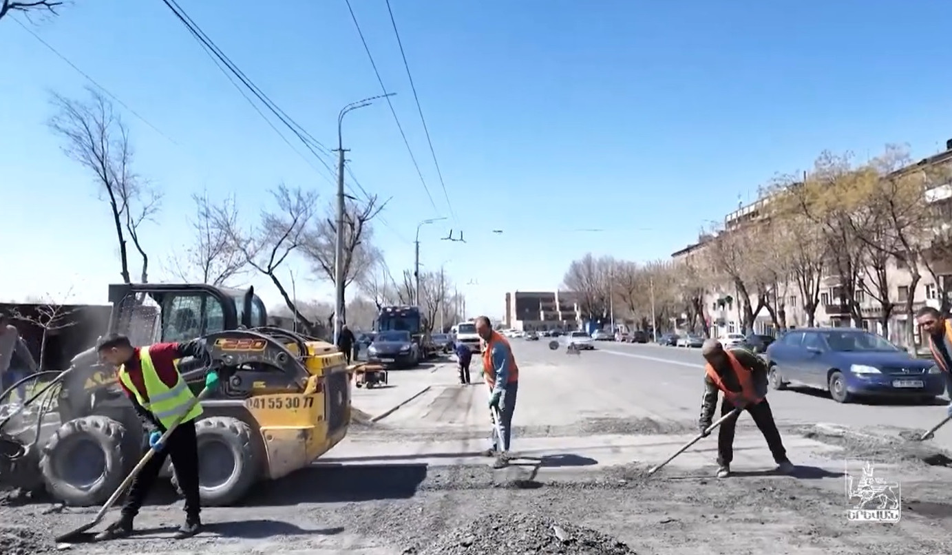 Երևանում մեկնարկել են ճանապարհների փոսային նորոգման աշխատանքները․ տեսանյութ