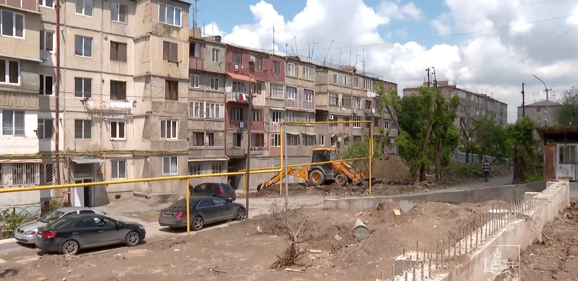 Շենգավիթ վարչական շրջանում մի շարք բնակելի շենքերի հարակից տարածքներ մաքրվել են ապօրինի շինություններից ու ցանկապատերից (տեսանյութ)