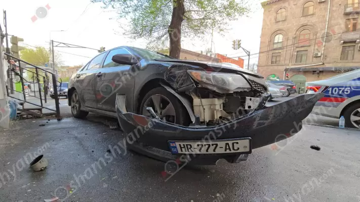 Ավտովթար Երևանում. «Toyota»-ն բախվել է բազալտե եզրաքարին և հայտնվել մայթին՝ «ՀայՓոստ»-ի մասնաճյուղի դիմաց