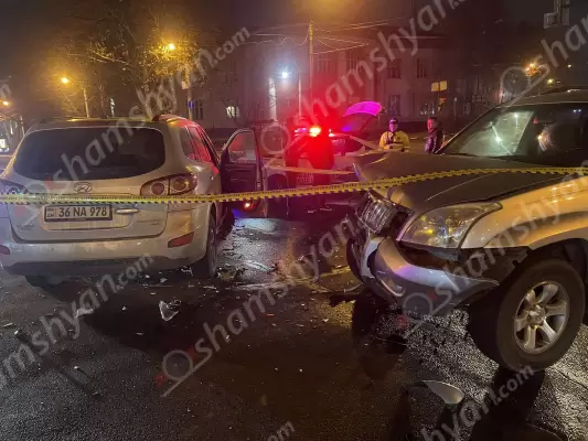 Ավտովթար Երևանում․ բախվել են Toyota Land Cruiser Prado-ն ու Hyundai Santa Fe-ն․ կա վիրավոր
