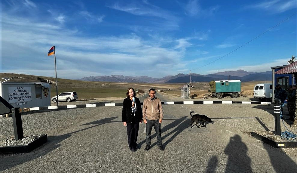 Посол США в Армении посетила место начала заблокированного Лачинского коридора
