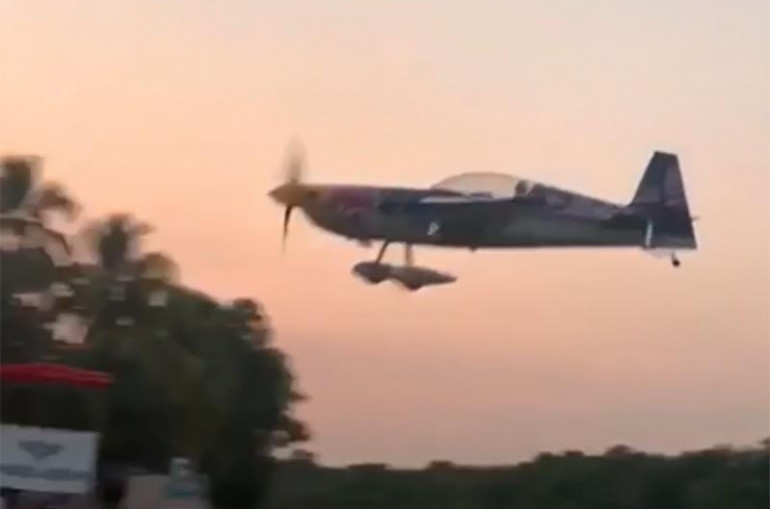 Օդաչու-կասկադյորն ավիաշոուի պատրաստվելիս ինքնաթիռով ընկել է. 3 մարդ մահացել է (տեսանյութ)  