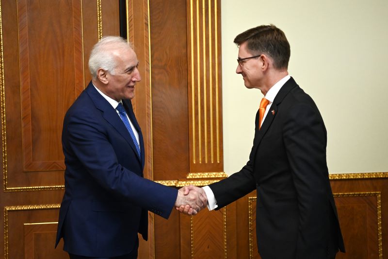 Президент Армении провел прощальную встречу с послом Нидерландов