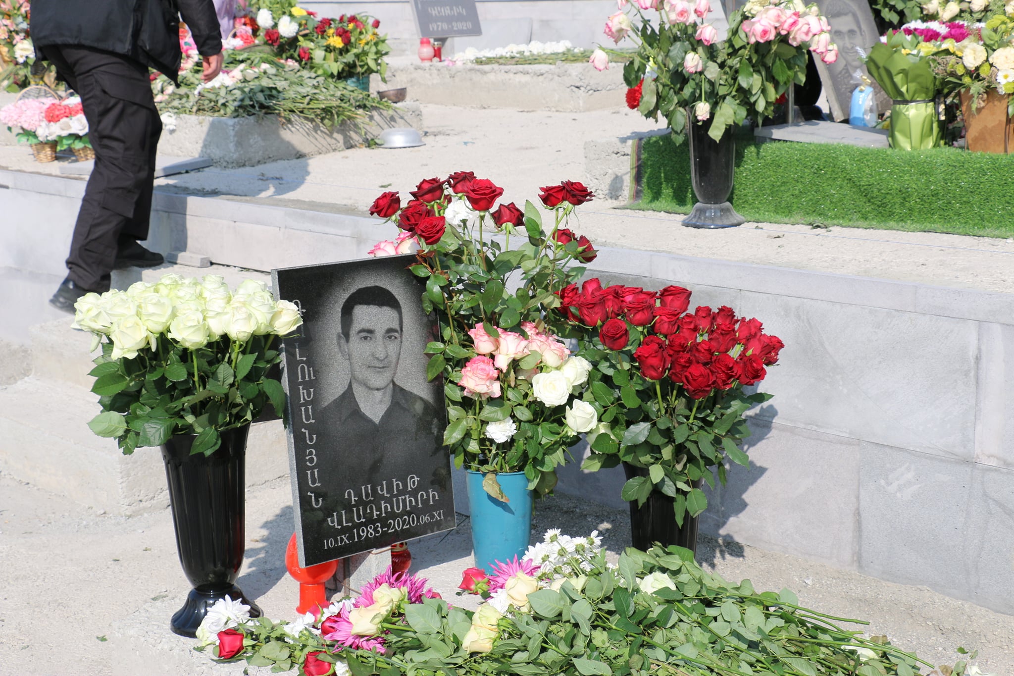 Президент РА Араик Арутюнян, министр внутренних дел Карен Саркисян в «Ераблуре» отдали дань памяти погибшему в ходе боевых действий спасателю Давиду Долуханяну