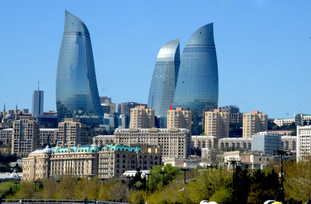 В сети появилось сенсационное видео: Армяне в Баку беспрепятственно гуляют по городу и приветствуют спецслужбы Азербайджана (видео)