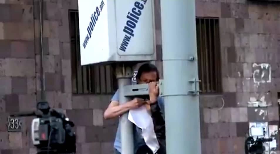 Գեղամ Մանուկյանը բարձրացավ արագաչափի սյան վրա եւ փակցրեց Նիկոլ Փաշինյանի լուսանկարը (տեսանյութ)