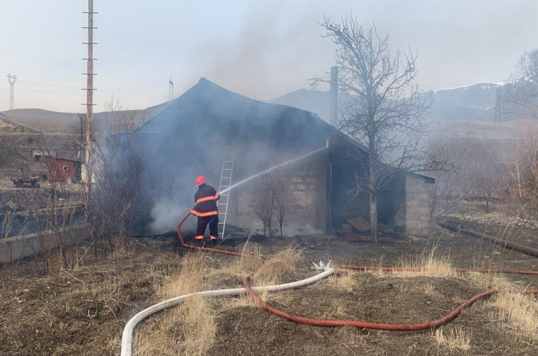 Հրդեհ Արջահովիտ գյուղում. այրվել են անասնագոմի տանիքի կառուցատարրերը եւ խոտածածկույթ