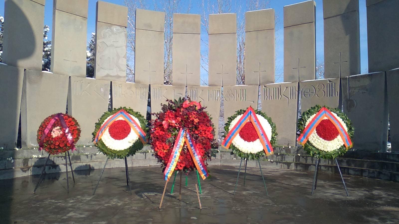 Սերժ Սարգսյանի անունից Բանակի օրվա առթիվ ծաղկեպսակ է դրվել կյանքը զոհաբերած նվիրյալների հիշատակին