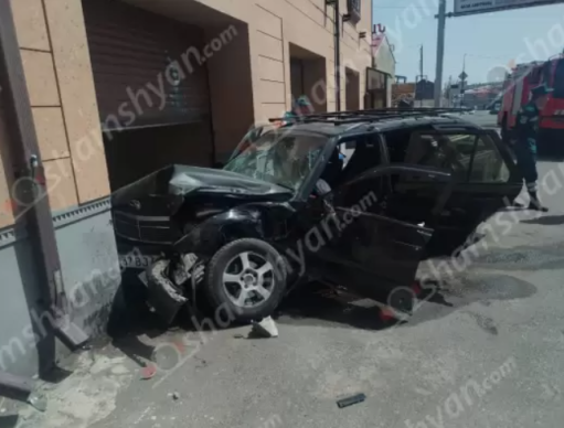 Բագրևանդի փողոցում բախվել են «Hyundai»-ն ու «Mercedes»-ը. վերջինն էլ բախվել է պատին