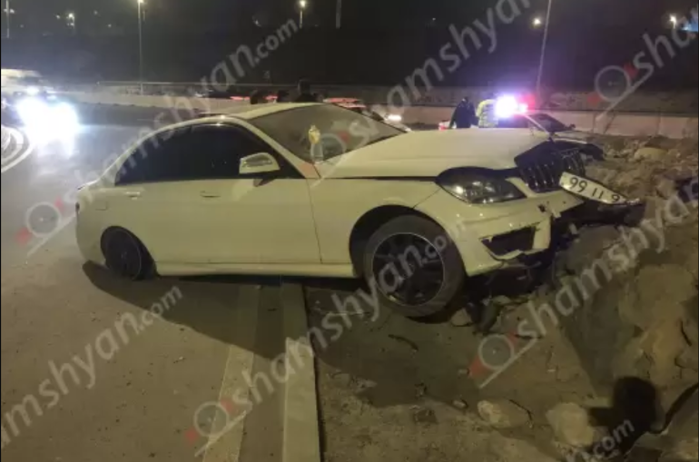 Երևանում 27-ամյա վարորդը Mercedes-ով բախվել է բազալտե եզրաքարերին, ապա հայտնվել հետիոտնի ճանապարհին ու բախվել քարերին