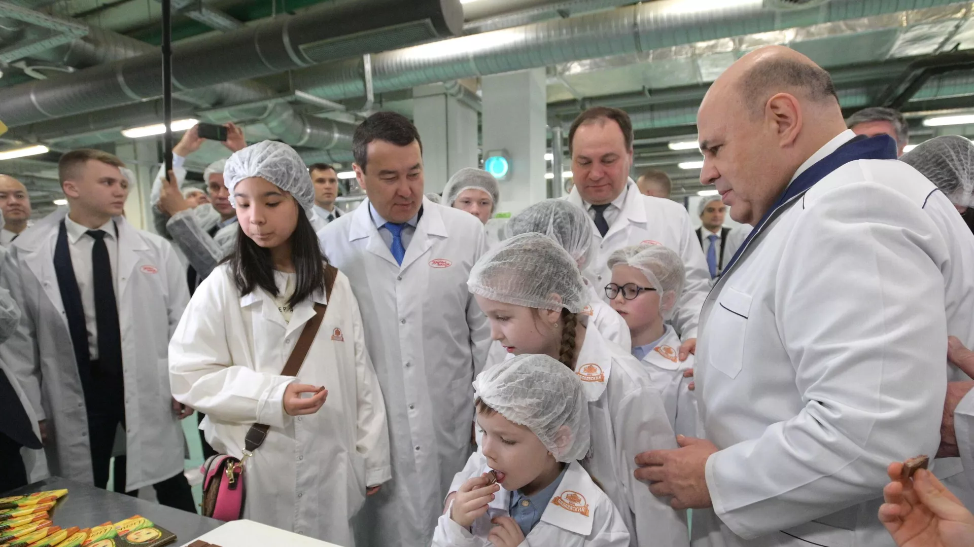 Мишустин на шоколадной фабрике задал вопрос армянскому ребенку на армянском языке (видео)