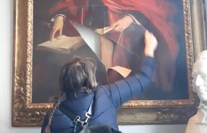 Ակտիվիստը ներկով ու դանակով ոչնչացրել է բրիտանացի լորդ Բալֆուրի հնագույն դիմանկարը․ տեսանյութ