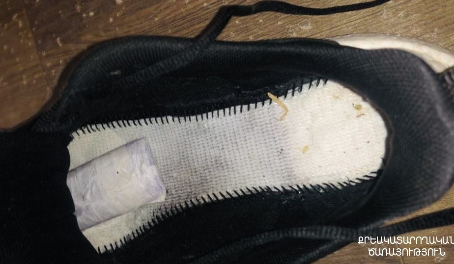 Կալանավորված անձին տեսակցության եկած քաղաքացու կոշիկի միջատակից հայտնաբերվել է բջջային հեռախոս