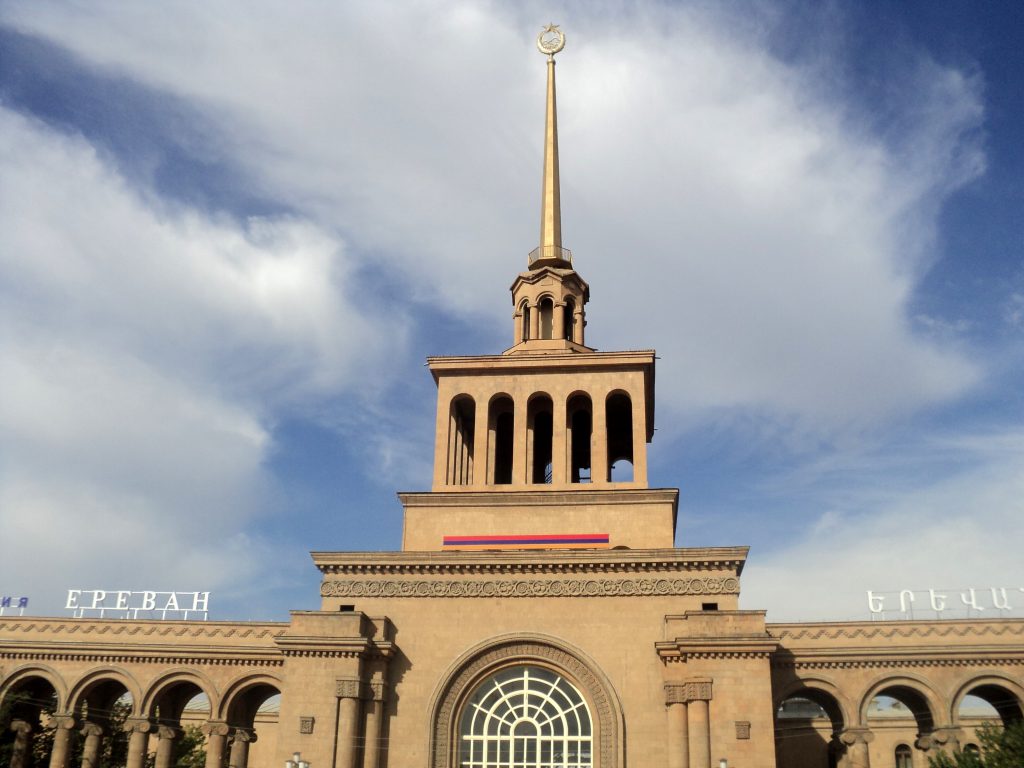 Սասունցի Դավիթ կայարանի մոտ այրվում է թանգարանային գնացք
