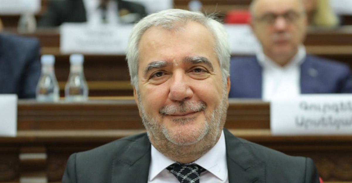 Անդրանիկ Քոչարյանը փորձում է սիրաշահել թիմակիցներին. «Ժողովուրդ»