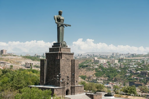 «Մայր Հայաստանի» ետևի մասում երկնաքերեր են հայտնվելու՝ թող կոտրվեն այն մարդու մատները, ով ստորագրել է այս նախագիծը․ ռեժիսոր