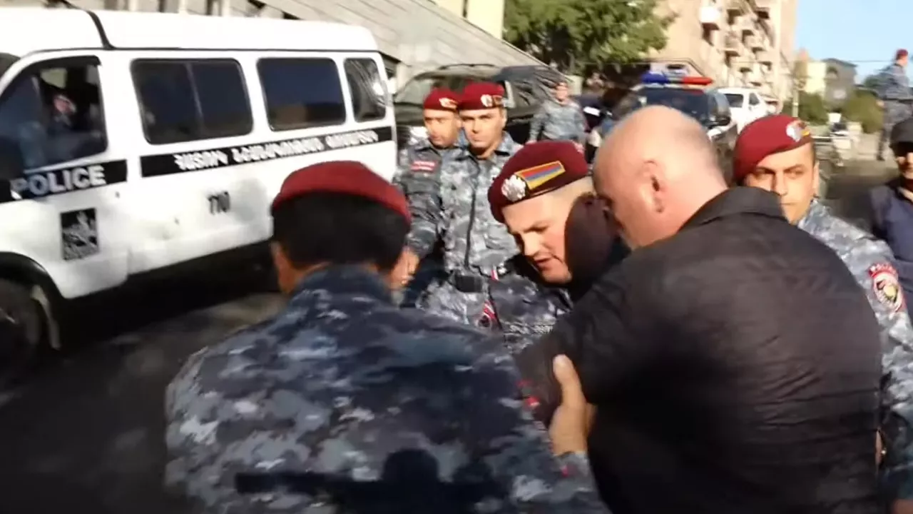 Ոստիկանությունը Երևանում բերման է ենթարկել փողոցներ փակած 26 անձի