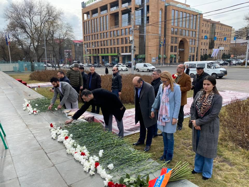 «Լուսավոր Հայաստան» կուսակցությունը փոքր խմբով հարգանքի տուրք է մատուցել մարտի 1-ի զոհերի հիշատակին (լուսանկարներ)