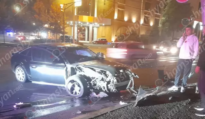 Երևանում 32-ամյա վարորդը Audi A6-ով «Մետրոպոլ» հյուրանոցի մոտ բախվել է երկաթե էլեկտրասյանը
