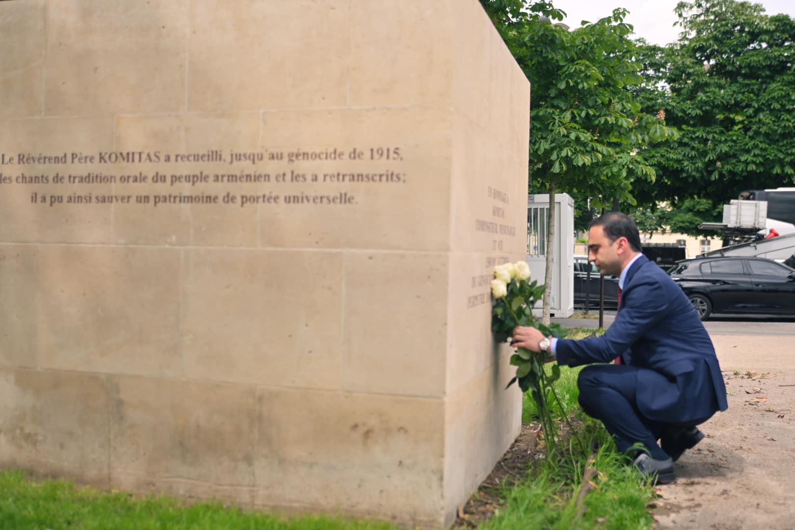 Ավինյանը Փարիզում ծաղիկներ է խոնարհել Կոմիտաս վարդապետի և Ցեղասպանության զոհերի հիշատակին նվիրված հուշարձանին