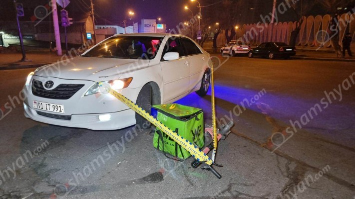 Երևանում՝ կառավարական ամառանոցների դիմաց, բախվել են Toyota-ն ու սնունդ տեղափոխող ինքնագլորը. կա վիրավոր