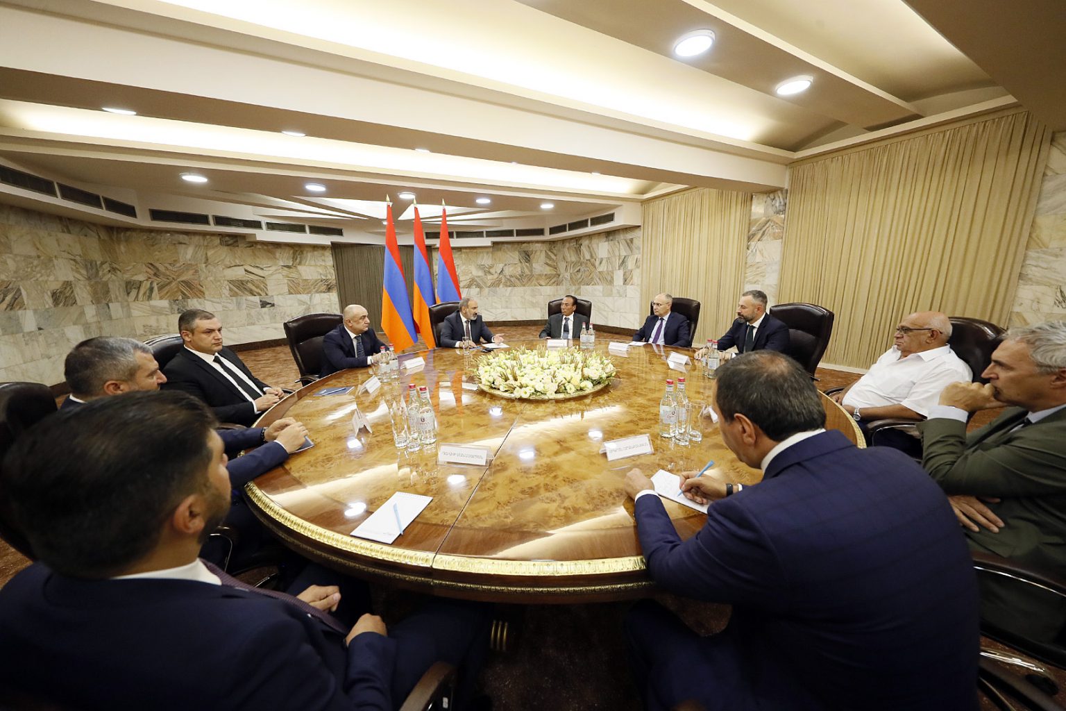 Փաշինյանը կհանդիպի արտախորհրդարանական ուժերին. «Ժողովուրդ»