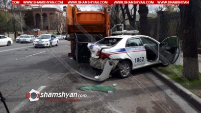Խոշոր ավտովթար Երևանում. Ազգային ժողովի դիմաց Mercedes-ը բախվել է ճանապարհային ոստիկանի ավտոմեքենային, վերջինս էլ՝ աղբատար բեռնատարին. կա վիրավոր