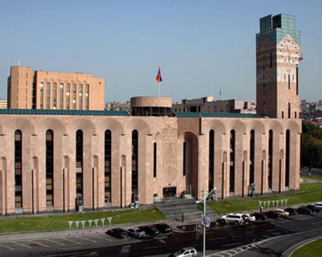 Քաղաքապետարանի մոտ ակցիայի ժամանակ երիտասարդը բենզին լցրեց իր վրա և փորձեց ինքնահրկիզվել
