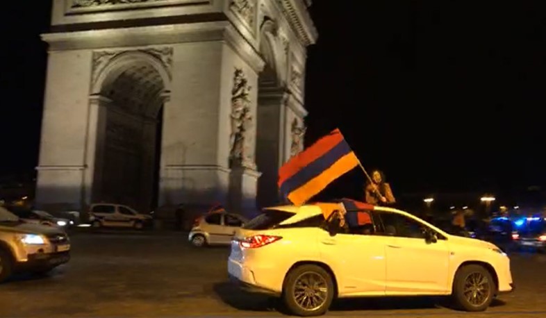 Փարիզում հայերը փակել են Հաղթանակի կամար տանող ճանապարհը. ուղիղ