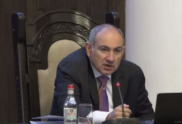 Ասացին՝ մի պզզցրեք, վարչապետն անցնում է. Փաշինյանը՝ «Լվա ինքդ» օբյեկտների՝ մայթի եզրին տեղակայման մասին