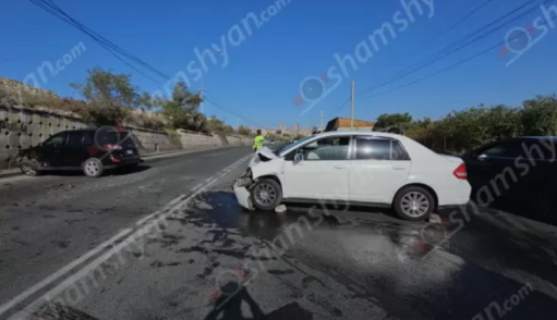 Բախվել են Nissan Tida ու Hyundai Santa Fe ավտոմեքենաները. կան վիրավորներ
