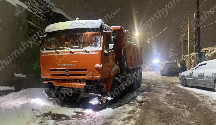 Ճանապարհի մերկասառույցի պատճառով քաղաքապետարանի աղբատար «Կամազ»-ը բախվել է 6 ավտոմեքենաների. կա վիրավոր. ժամանել է Տիգրան Ավինյանը