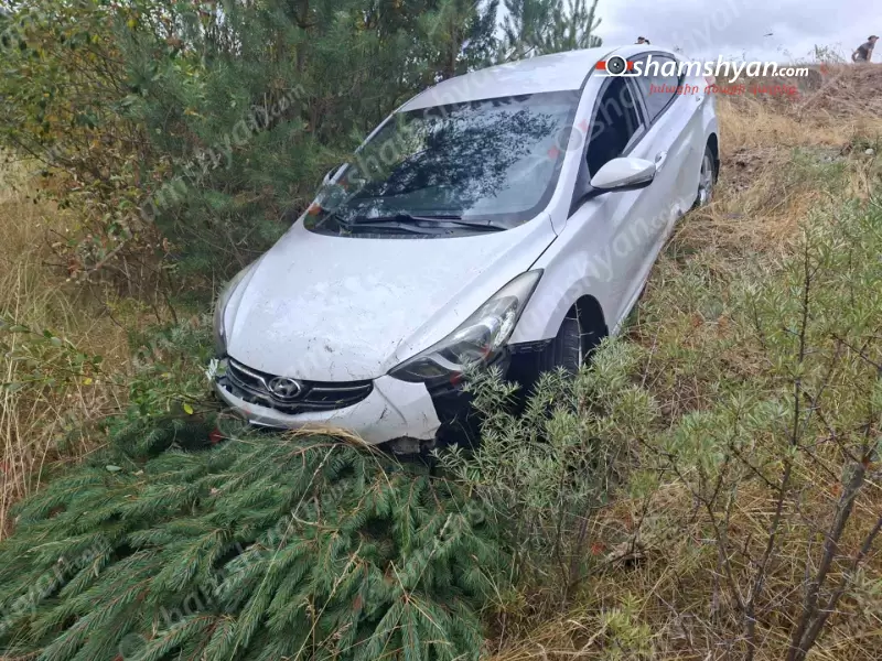 Ճամբարակ-Վարդենիս ավտոճանապարհին «Hyundai Elantra»-ը մասամբ հայտնվել է ձորակում․ կան վիրավորներ