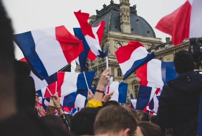 Ֆրանսիացիների գրեթե 70%-ը կողմ է Ֆրանսիայի միգրացիոն քաղաքականությունը խստացնելու հարցը հանրաքվեի դնելուն