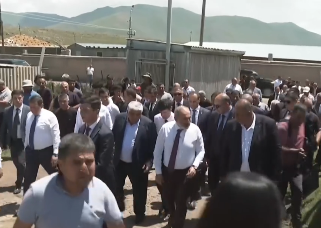 Վարչապետը եղել է նաև Ռյա Թազա գյուղում, շփվել գյուղացիների հետ