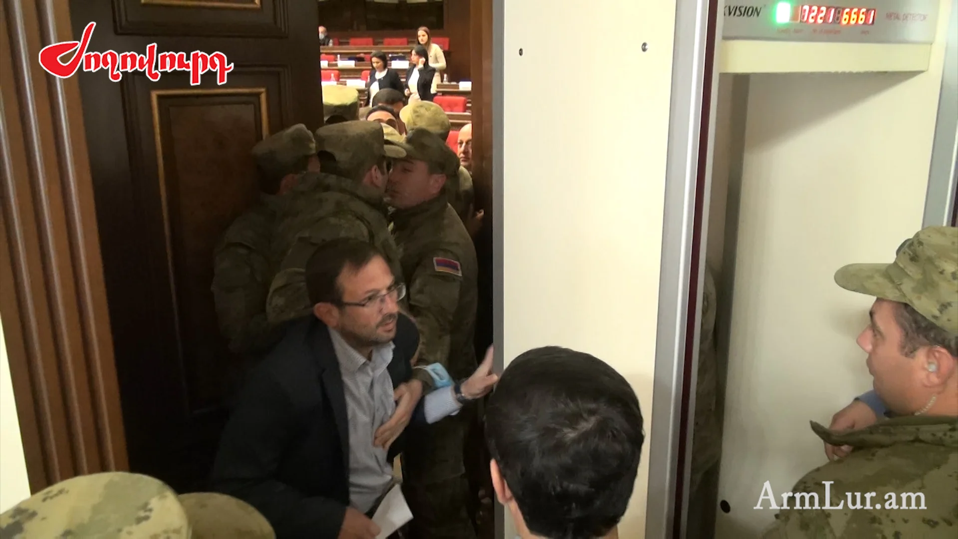 Լարված վիճակ՝ ԱԺ–ում. Գեղամ Մանուկյանին քարշ տալով հեռացրեցին Ազգային ժողովի դահլիճից 