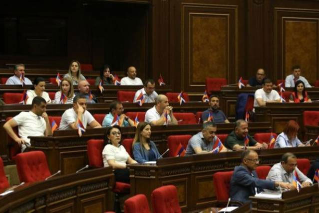 ԱԺ ընդդիմությունը սկսել է մասնակցել քվեարկություններին, որպեսզի չզրկվի մանդատներից «Հրապարակ»