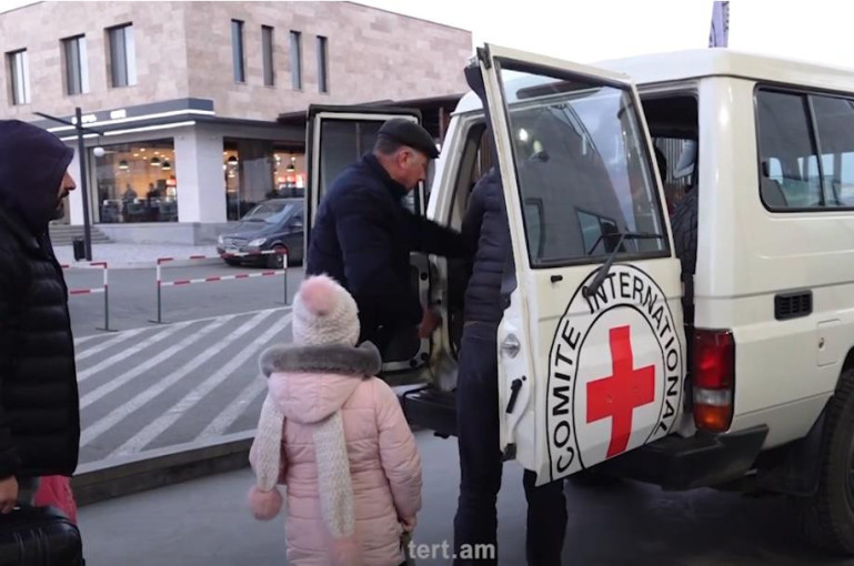 Կիսված ընտանիքները միավորվում են. Կարմիր խաչի ուղեկցությամբ 11 քաղաքացի Արցախից տեղափոխվել է Հայաստան (տեսանյութ)
