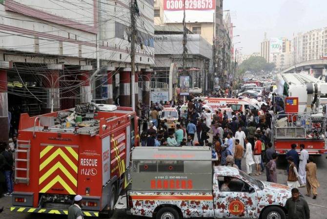 В торговом центре в Карачи в результате пожара погибли по меньшей мере 10 человек