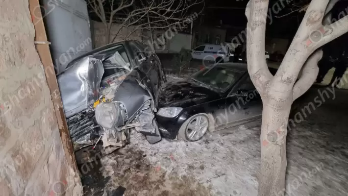 Արտակարգ դեպք Երևանում․ Lada-ն կոտրել է գազախողովակի սյունն ու հայտնվել Mercedes-ի վրա