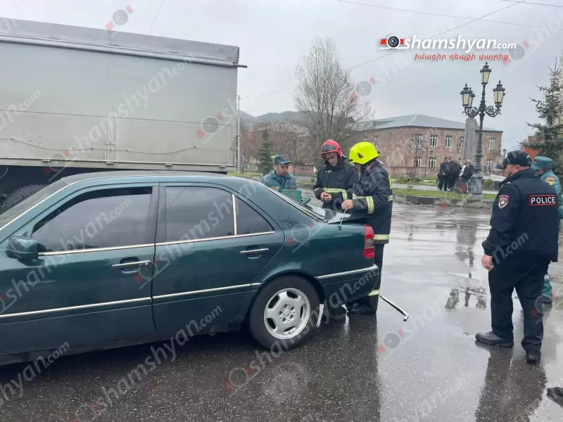 Ավտովթար Ապարան քաղաքում. բախվել են «Մազ» բեռնատարն ու Mercedes-ը
