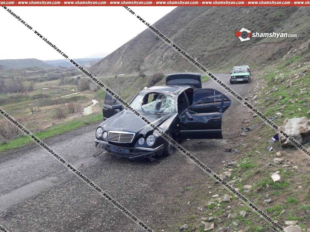 Կոտայքի մարզի Բջնի գյուղում 27-ամյա վարորդը Mercedes-ով գլխիվայր շրջվել է. կա վիրավոր